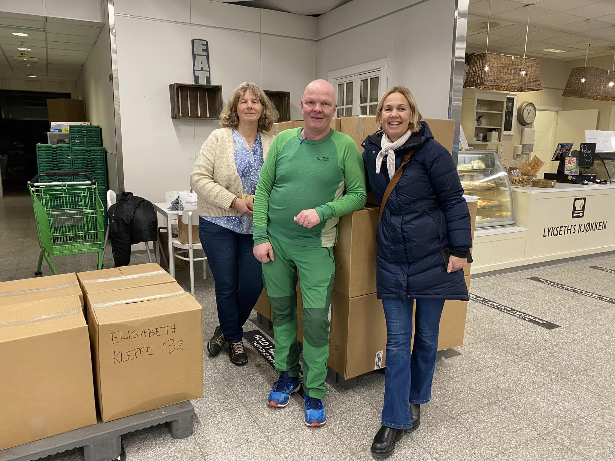 Aud Dyrdal fra Songdalen frivilligsentral, Svein Arild Vilhelmsen fra Kiwi Brennåsen og diakon Astrid Aasen med esker klare til utkjøring.